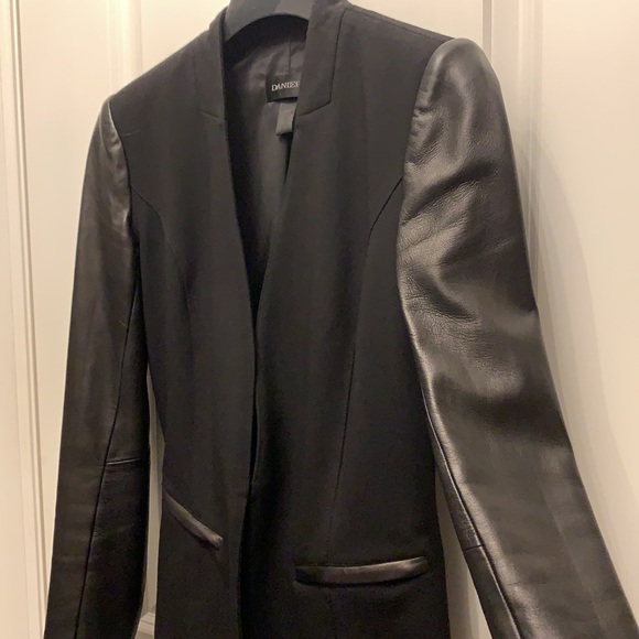 Danier blazer with leather sleeves - Picture 5 of 10